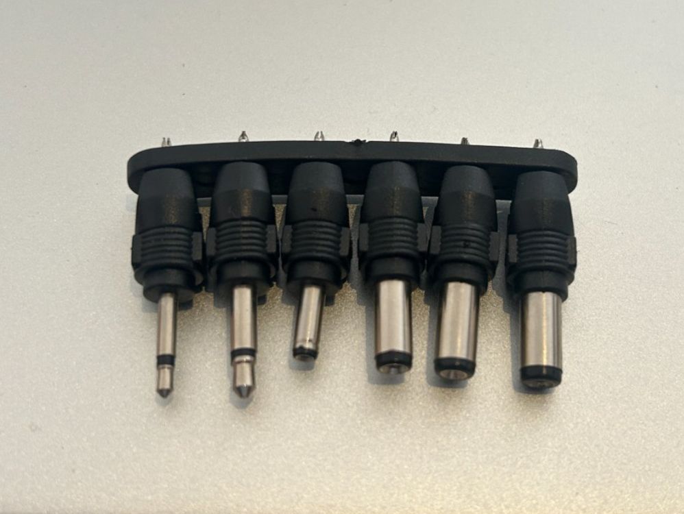 Laufwerke & Adapter: Set connettori intercambiabili per alimentatori universali – Gebraucht aus Camorino von c_raf 2
