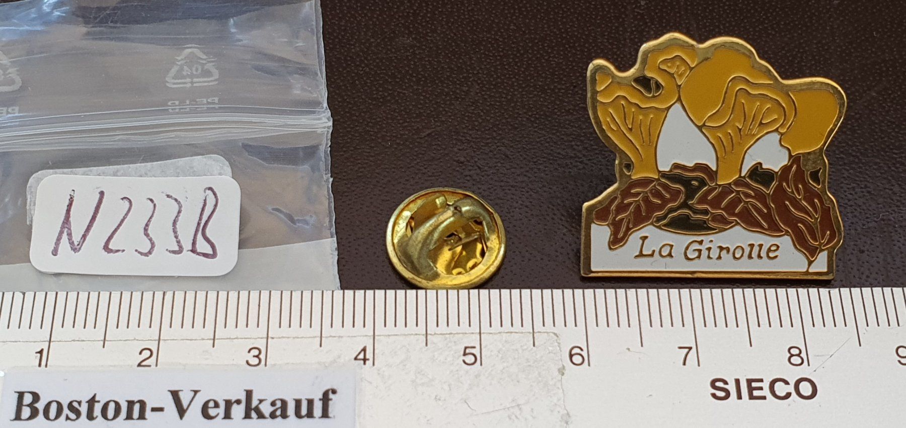 Plaketten & Abzeichen: N233B - Pin Pilz La Girolle – Gebraucht aus Reinach BL von Boston-Verkauf 1
