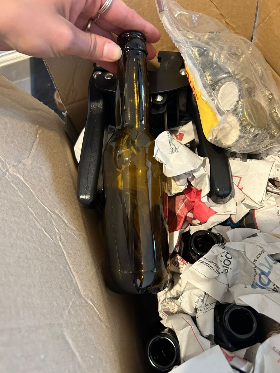 Apribottiglie & Tappi per chiusura: Bier Verschliess-Set / Kronkorkenverschliess-Set – Usato da Kehrsatz venduto da mes_p7jc 2
