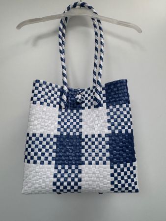 Geflochtene Tasche blau weiss kariert