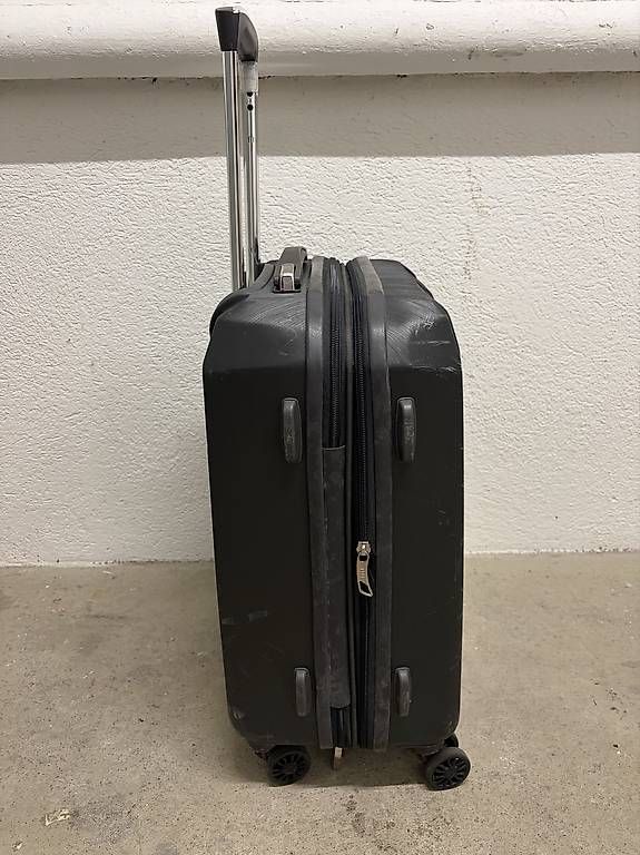 Valises de voyage: Reisekoffer mittlere Grösse – D'occasion à Küsnacht ZH par sis_v7qk 1