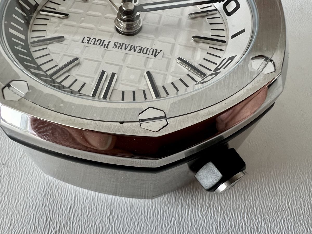 Sveglie: Audemars Piguet Royal Oak Offshore Table Clock 2016, SRP3500 – Nuovo e nell'imballaggio originale da Le Mont-sur-Lausanne venduto da LycaGallery 4