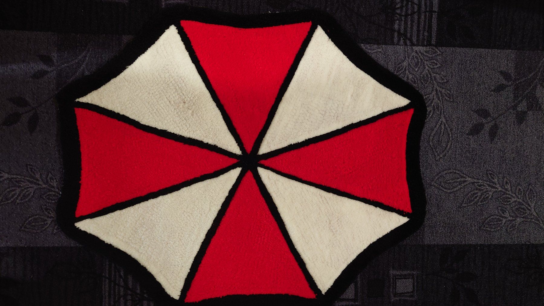 Tappeti: Tapis trufté main Umbrella corporation – Nuovo (secondo la descrizione) da Cugy VD venduto da Twinsen93