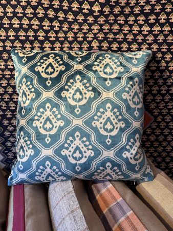 Dekoratives Kissen, blau-weiss gemustert, mit Fühlung 50x50.