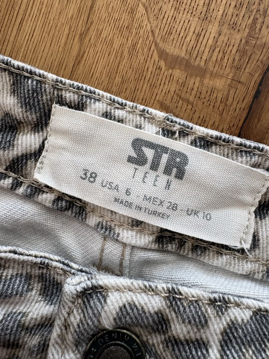 Stradivarius Jeans: Leoprint Jeans Stradivarius – D'occasion à Muttenz par dom_7tvx 2