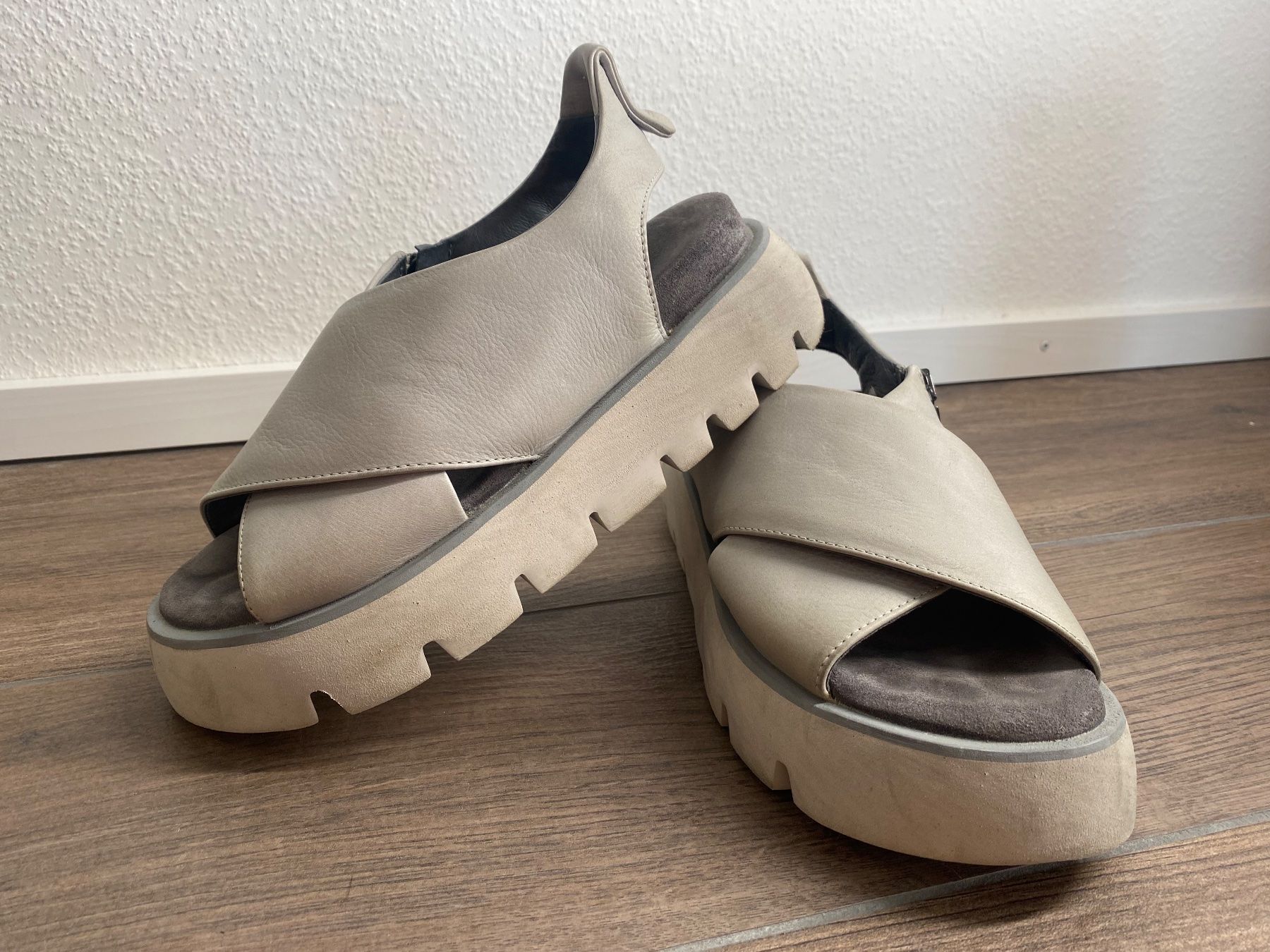 Lofina Damenschuhe: Lofina Sandalen grau Gr. 37 – Gebraucht aus Arlesheim von san_w9vr