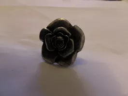 Verkaufe eine Rossenring aus Metal ist Modeschmuck 