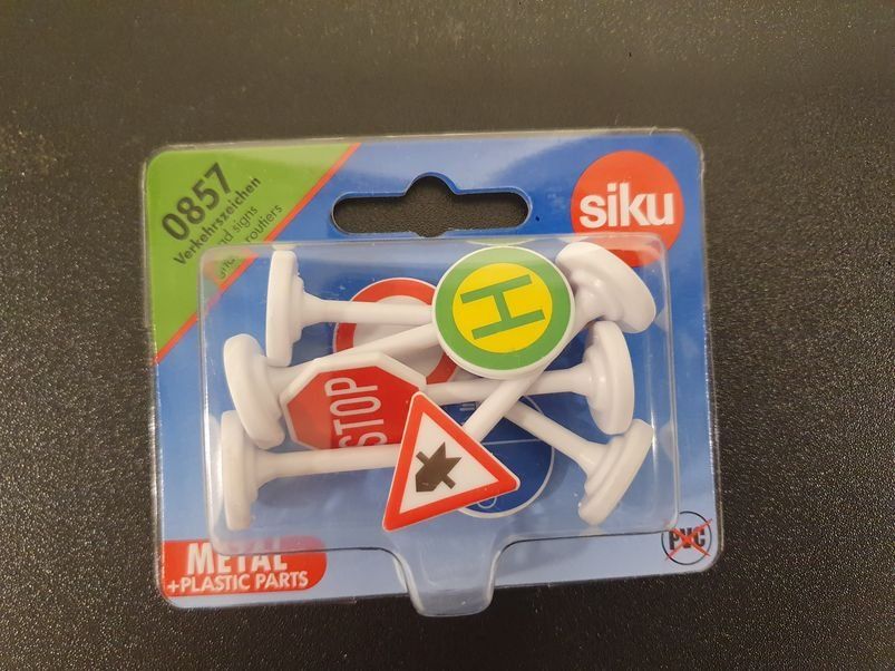 Siku Giocattoli: Neu - Siku - 0857 - Verkehrszeichen – Nuovo e nell'imballaggio originale da Dagmersellen venduto da Jarsetz_Restposten