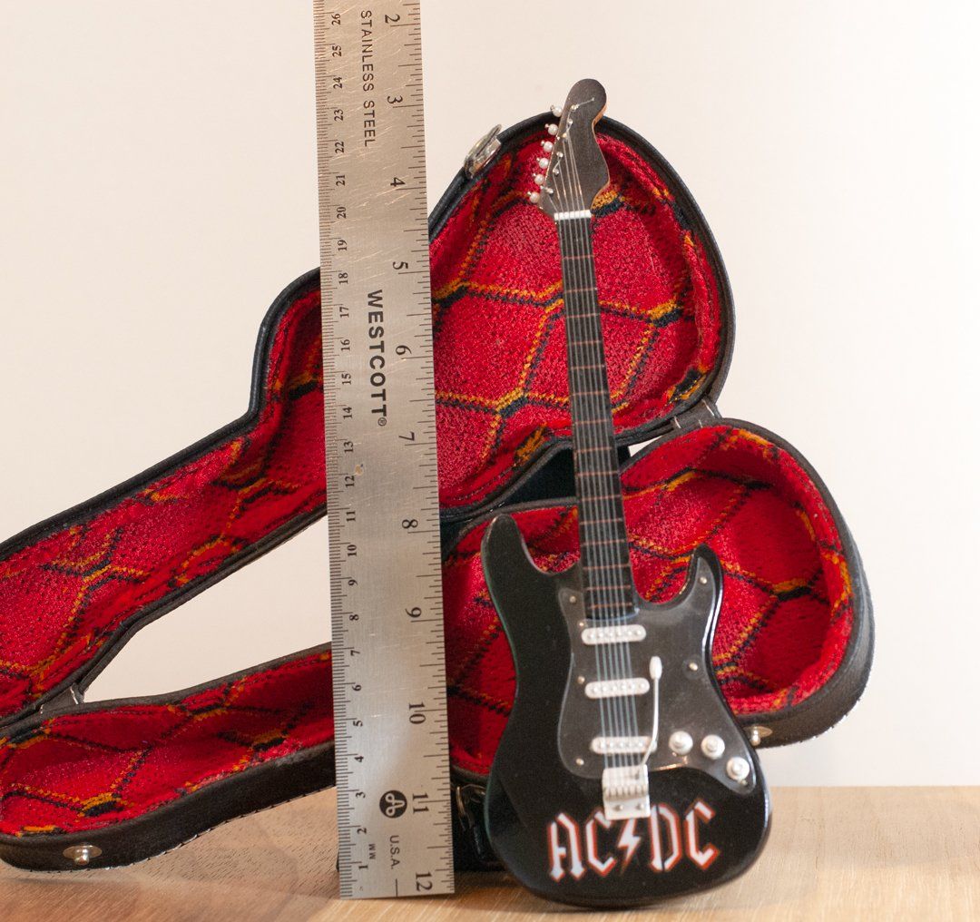 Tutte le decorazioni: Kleine AC/DC Stratocaster Tischdeko – Usato da Zürich venduto da AuctionAlan 1