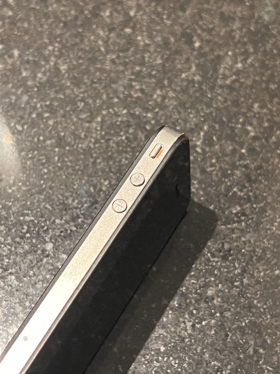 Apple Telefoni cellulari / Smartphones: iPhone 4 Schwarz mit starken Gebrauchsspuren – Difettoso da Winterthur venduto da ChicMarkt 9
