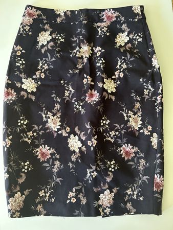 Blumenrock von Forever New, Gr. 36, elegant und frisch 