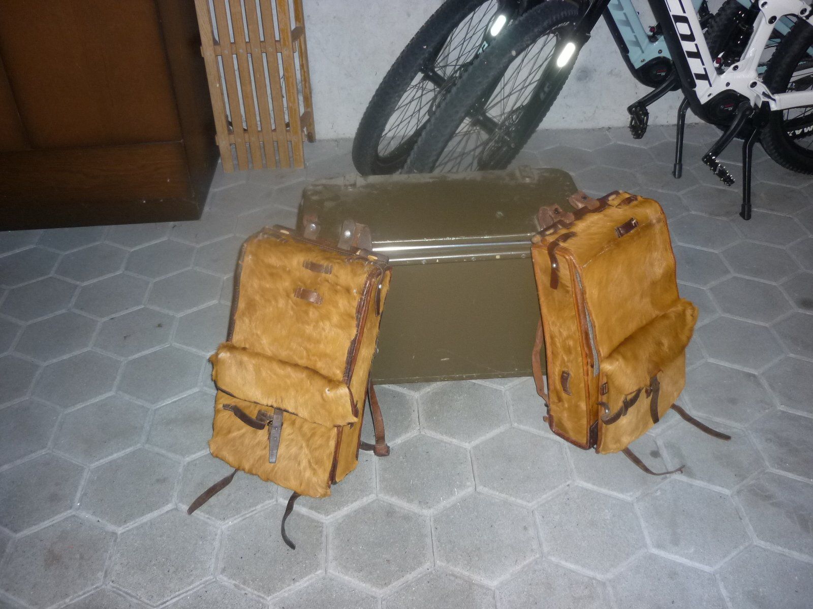 Uniformi: Militärsachen – Usato da Auw venduto da graufuss
