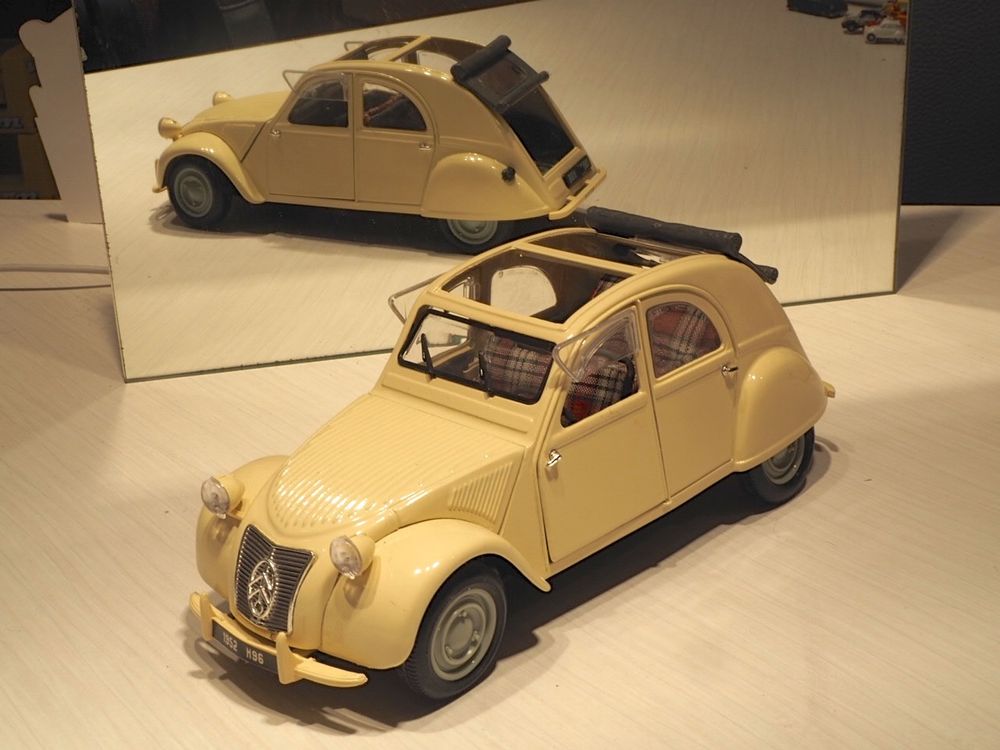 Citroën 2 CV grise 1952 Maisto 1/18 (avec plaque d'immatriculation à l'avant