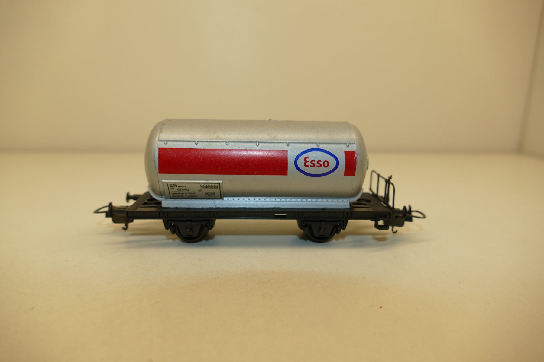 Lima Modelleisenbahnen: Lima H0: RIV Kesselwagen Esso – Gebraucht aus Niederhasli von rail-duerst 1