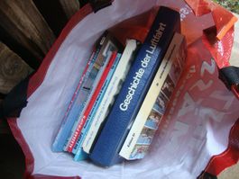 Tragtasche voller Bücher über Fliegerei, Flugzeuge, Aviatik