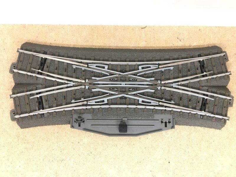 Märklin Modelleisenbahnen: Märklin H0 C-Gleis Kreuzung mit Antrieb und Decoder – Gebraucht aus Büsserach von ModellbahnDepot 1