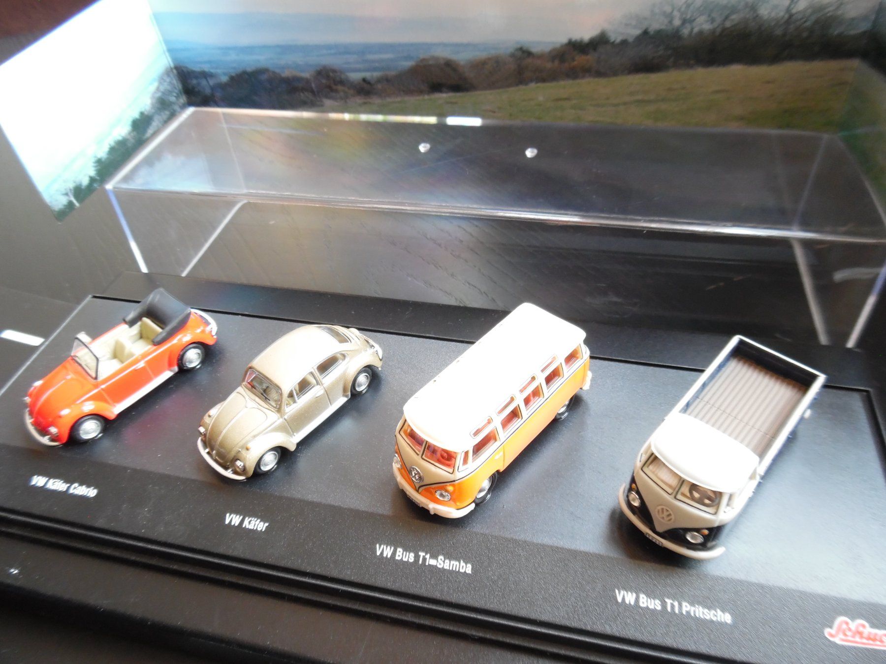 Schuco Voitures modèles: Schuco Oldimer 4er Set VW Bus+Käfer Modelle in Vitrine Box – D'occasion à Steinach par suzzi11 5
