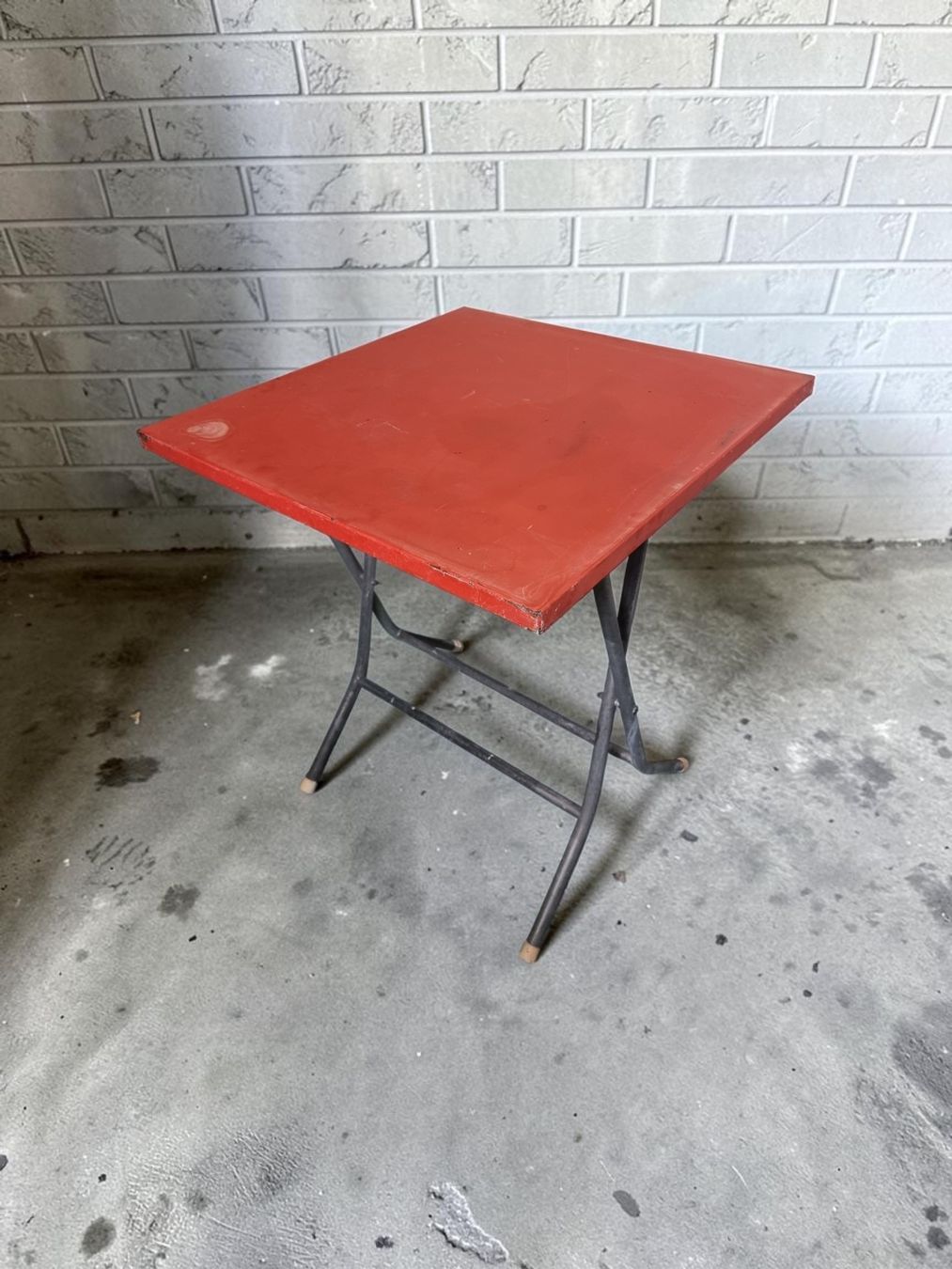Tables: Tisch rot Metall klappbar gebraucht – D'occasion à Zürich par Pinogaudio 8