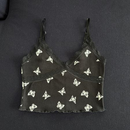 Schwarzes Top mit weissen Schmetterlingen und Spitze