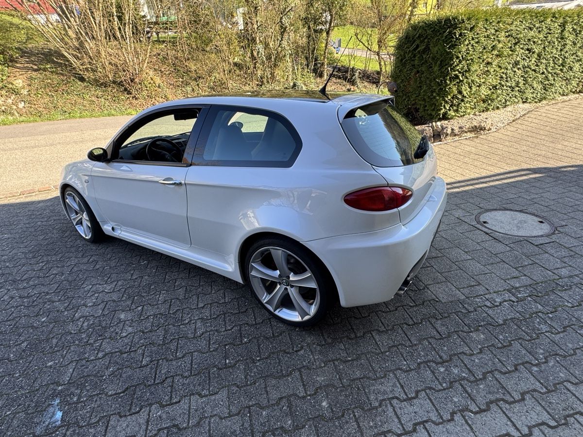 Alfa Romeo Automobili: Alfa Romeo 147 3.2 Gta – Usato da Ueken venduto da Renault52 5