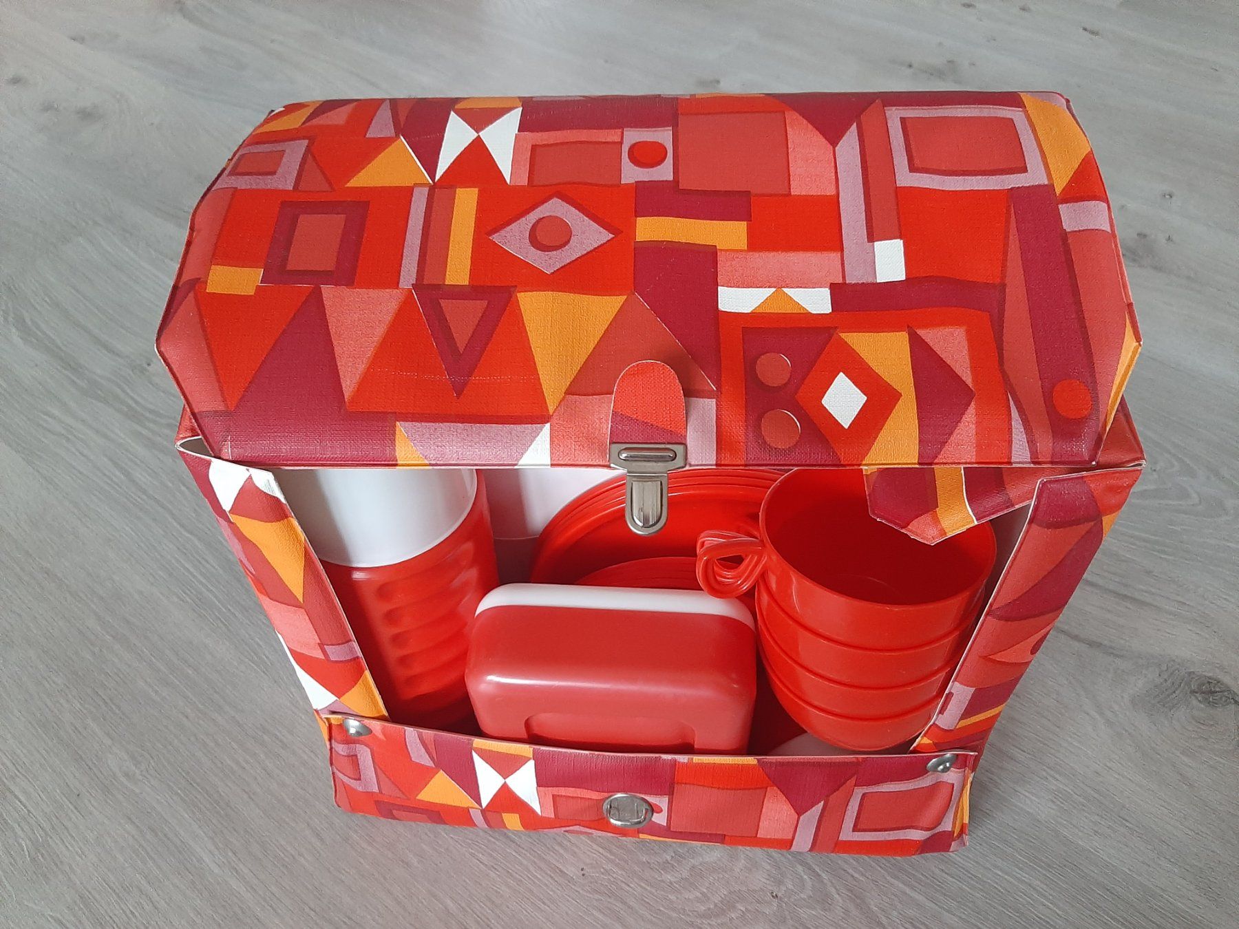 Geschirrsets: Space Age 60er 70er Vintage Oldtimer Camping Picknick Set – Gebraucht aus Erschwil von Karabella 3