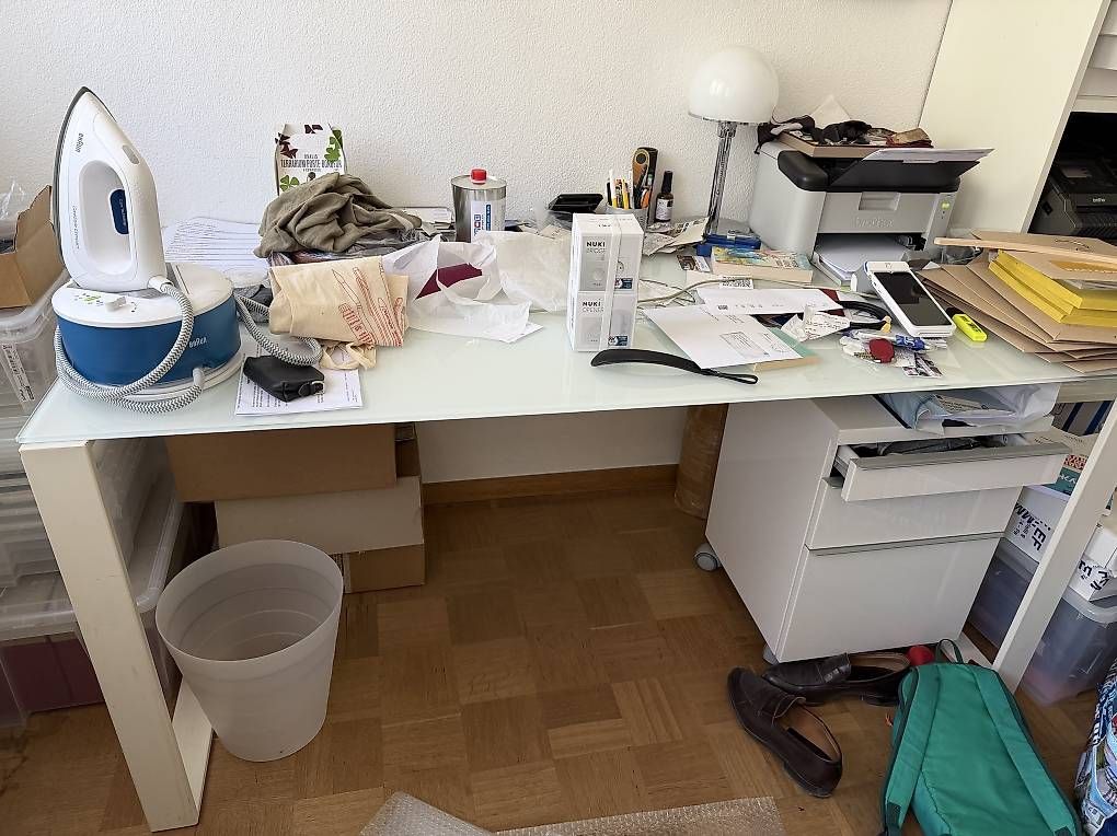 Scrivanie: Bureau verre et métal – Usato da Pully venduto da sdvevrina