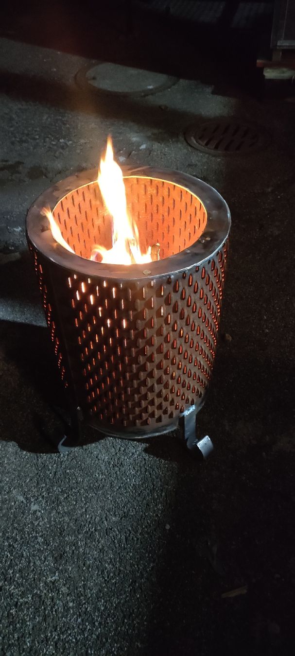 Bracieri: Feuerkorb / Feuersaeule aus Metall - neu  – Nuovo (secondo la descrizione) da Gutenburg venduto da RIBO.6 1