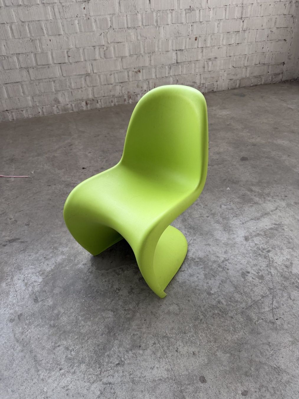 Vitra Stühle: Vitra Panton Junior Stuhl – Gebraucht aus Biel/Bienne von Bureaurama