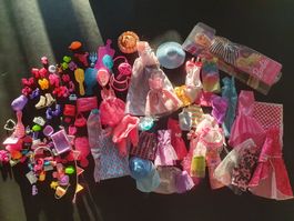Gebrauchte Barbiekleider, Acesoirs & neue Barbie