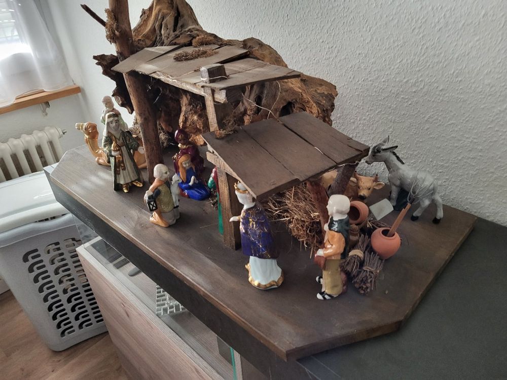 Große Weihnachtskrippe Aus Holz Mit Figuren - Krippenstall 35cm Handgefertigt