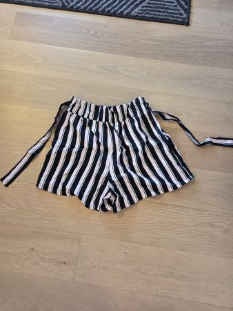 Short rayé C&A, taille 152, parfait pour l'été !