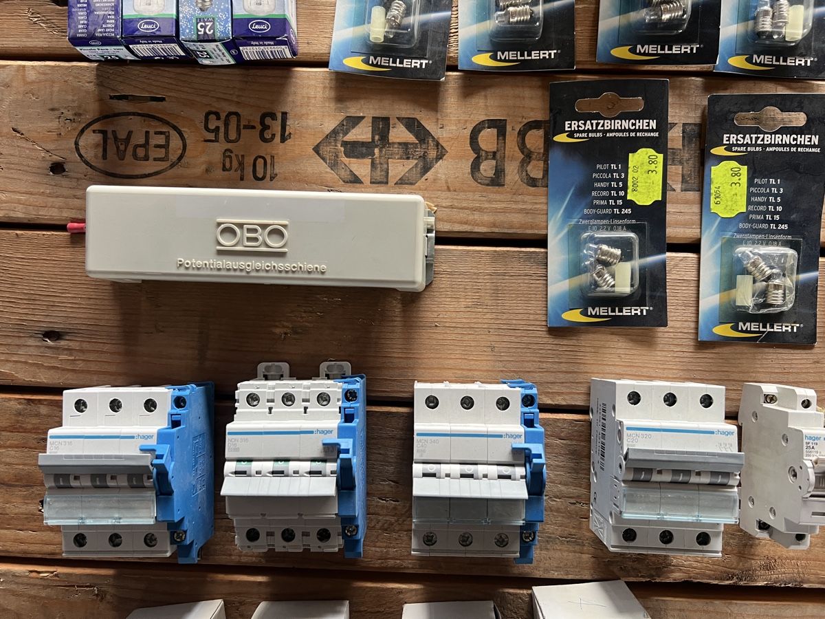 Componenti elettronici: Elektro-Installationsmat., Lampen, Leuchtmittel-Konvolut – Nuovo e nell'imballaggio originale da Mellingen venduto da Oelquelle 2