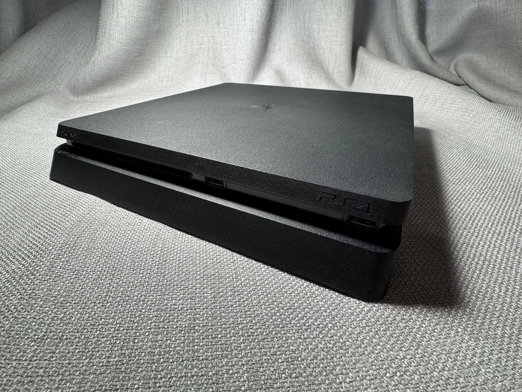 Sony Console: PS4 inkl. 2 Original-Controller, FIFA-Bundle – Usato da Altstätten SG venduto da Astronomical 3