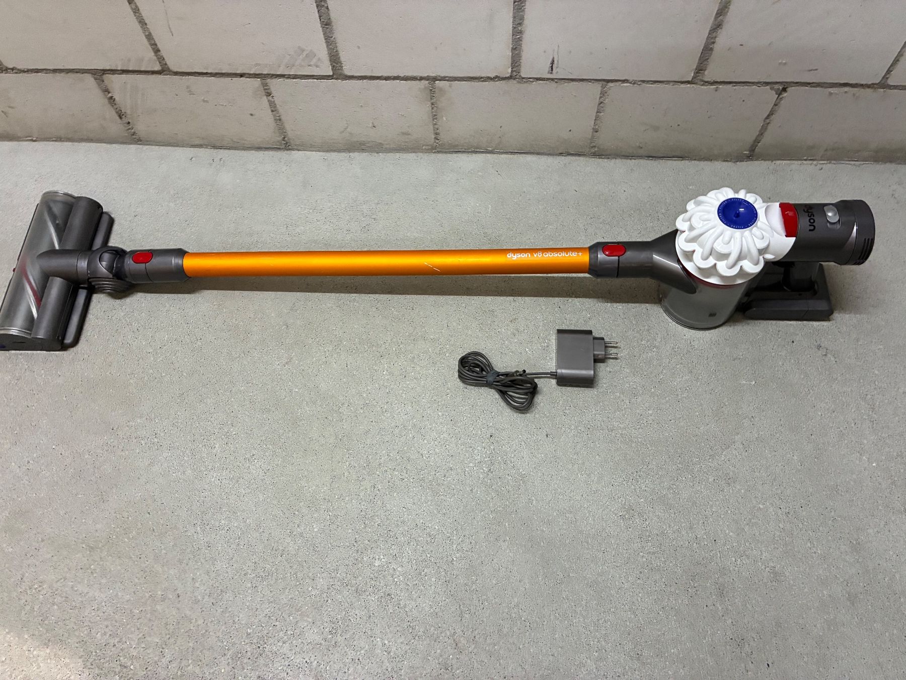 Dyson Aspirateurs & Accessoires: Dyson V 8 – D'occasion à Hendschiken par zkos