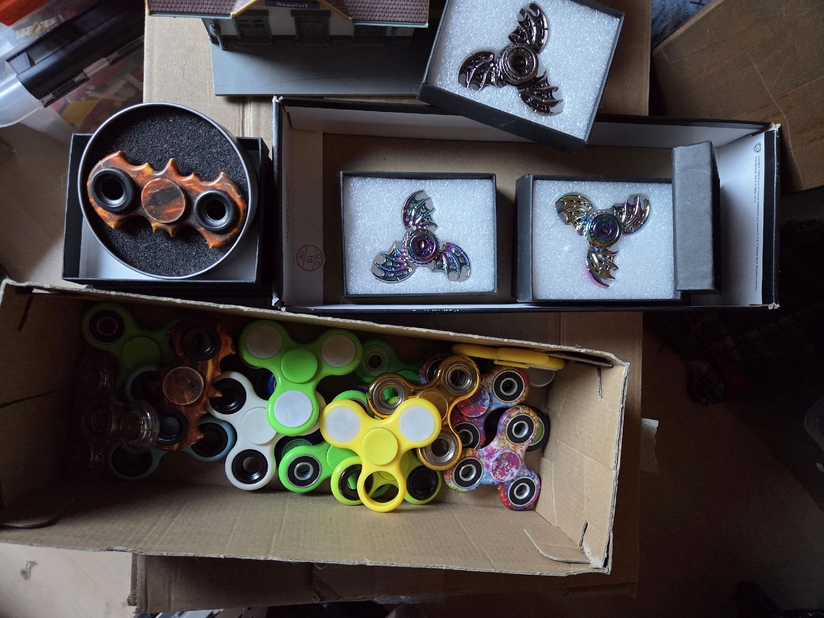 Spielzeuge: Lot de Handspinner – Gebraucht aus Courtelary von Chauvesouris