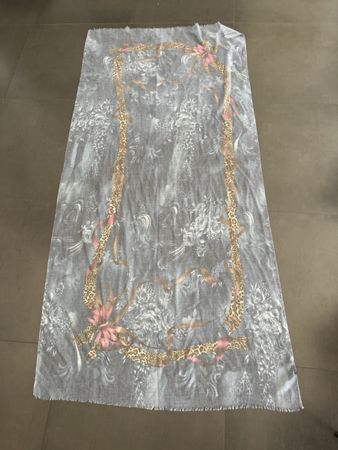 Schöner Sommerschal mit Blumen- und Leopardenmuster!
