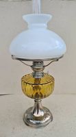 Elegante versilberte Petrollampe mit Milchglasschirm um 1900