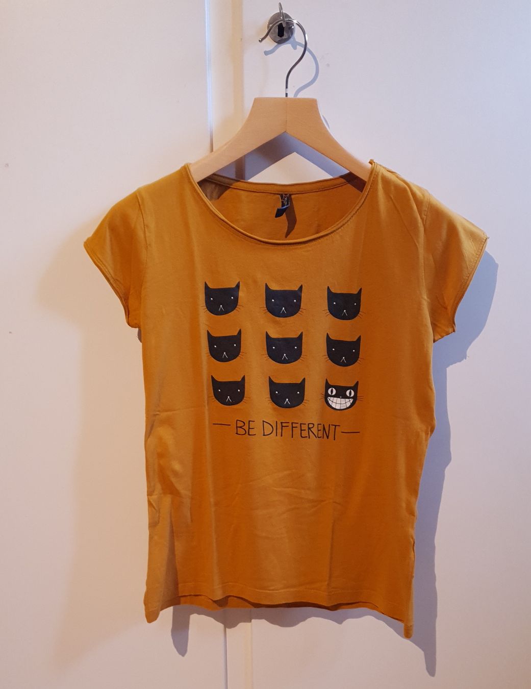 T-Shirts: T-shirt "Be Different" chats – Gebraucht aus Tavannes von lanimeyl 1