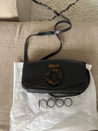 Sac noir NOBO bandoulière, parfait pour la saison!