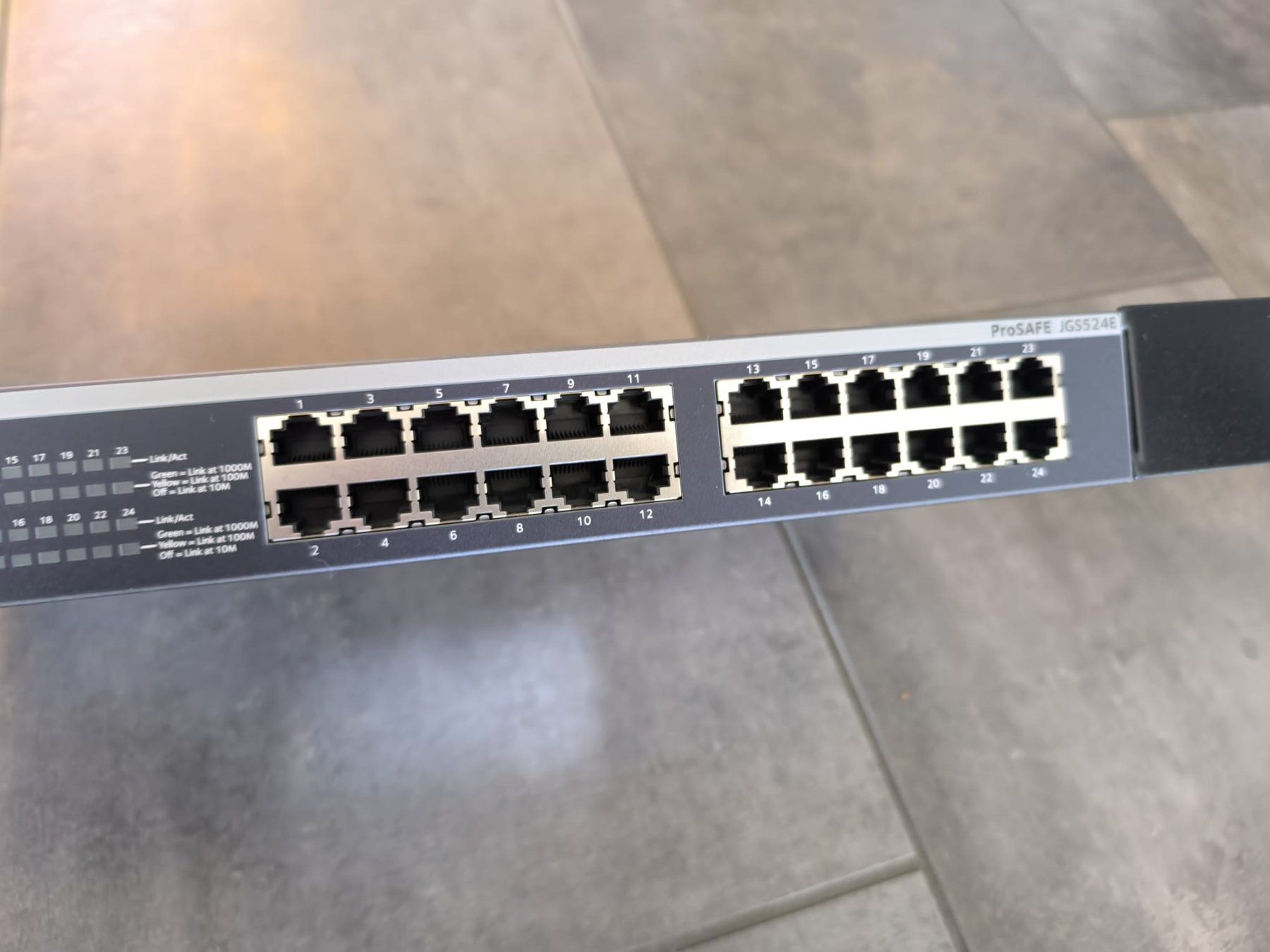 Netgear Hub & Switch: Netgear ProSafe JGS524Ev2 Switch - Top Zustand – Usato da Thundorf venduto da Martin170
