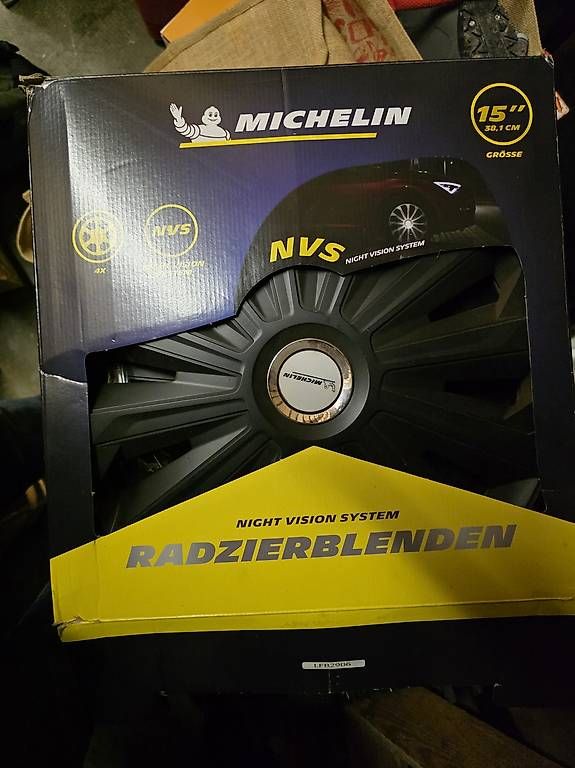 Tutti pezzi di ricambio auto: Enjoliveur Michelin 15 pouce – Usato da Genève venduto da ste_r5hd 1