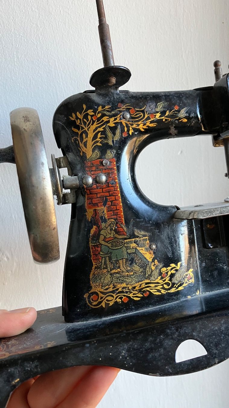 Giocattoli: Ancienne machine à coudre jouet vintage – Usato da St-Cierges venduto da LeRegain 1