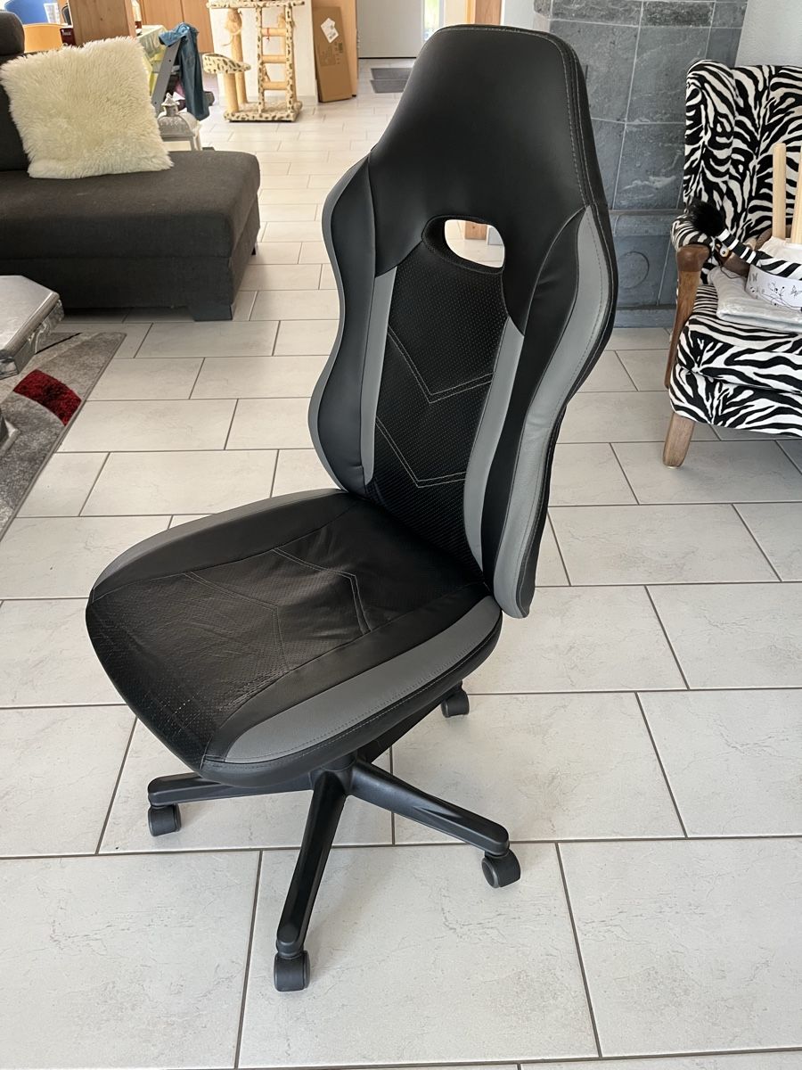 Chaises: Gaming Stuhl schwarz grau – D'occasion à Niederwil AG par Xirt65