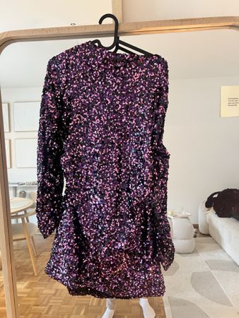 Lila Pailletten-Kleid, tiefer Rückenausschnitt