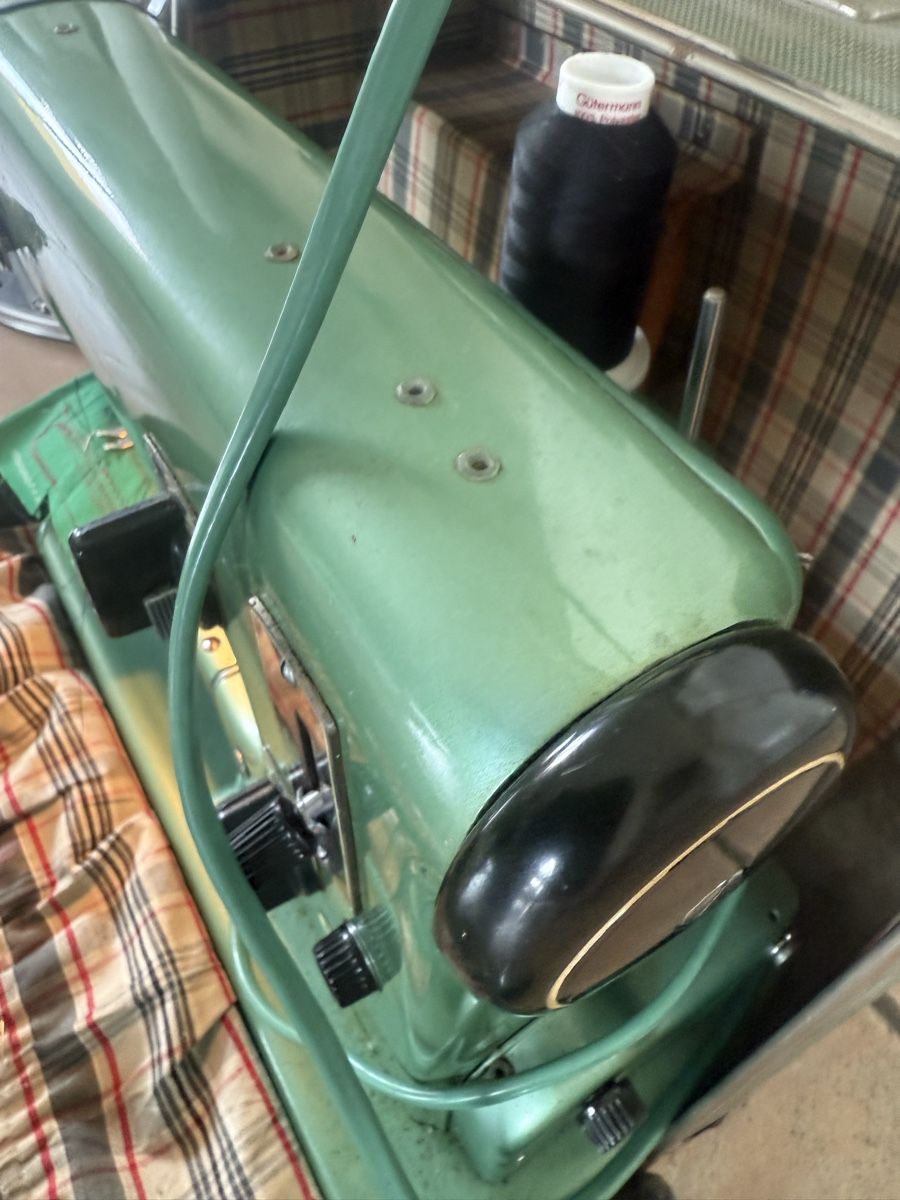 Husqvarna Nähmaschinen: Nähmaschine Retro – Gebraucht aus Horriwil von Carrera68 5