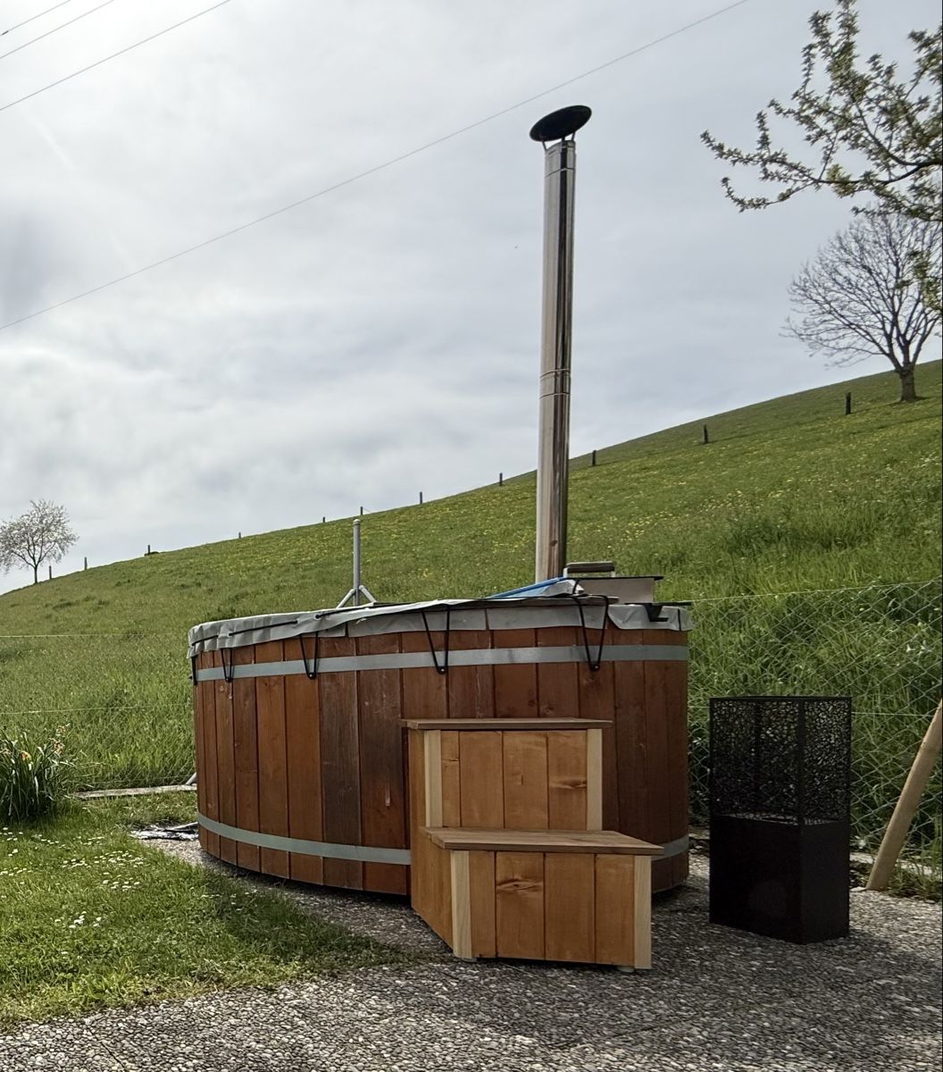 Whirlpool: Hotpot mit Holzofen und Deckel – Usato da Utzigen venduto da mar_9tv5 1