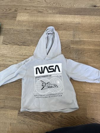 Kapuzenpullover H&M NASA grau Grösse 98-104 gebraucht
