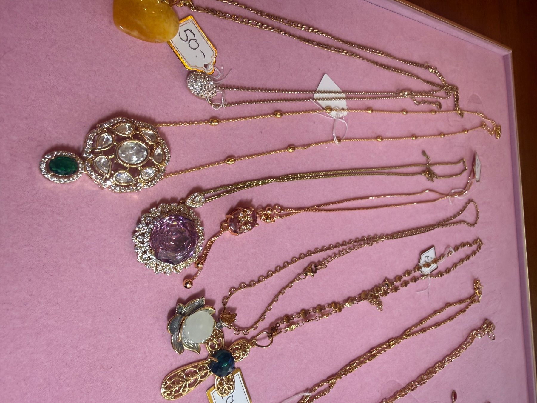 Altri gioielli: Superbe collection de colliers dorés - lot de 12 – Nuovo e nell'imballaggio originale da St-Maurice venduto da Sandrinette123 1