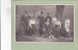 Gruppenfoto irgendwo Photokarte  ???