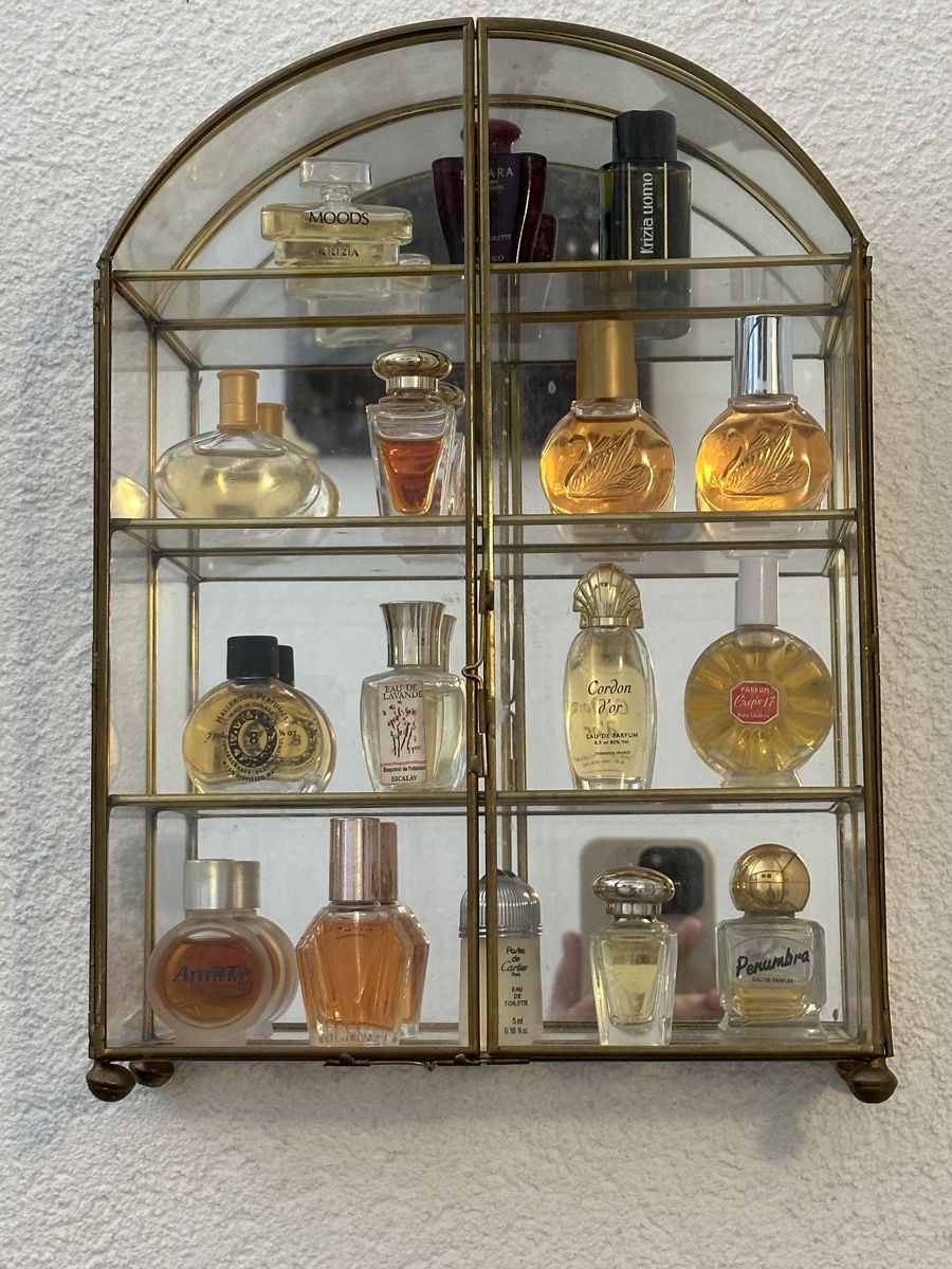 Flaconi: Mini Parfums Sammlung, diverse Marken, mit Glasvitrine – Nuovo (secondo la descrizione) da Wettingen venduto da Baggi7